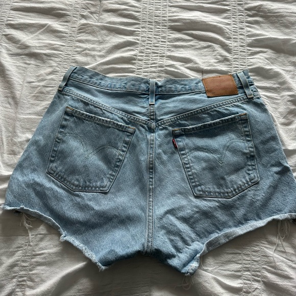 Light wash Levi shorts - Picture 3 of 4